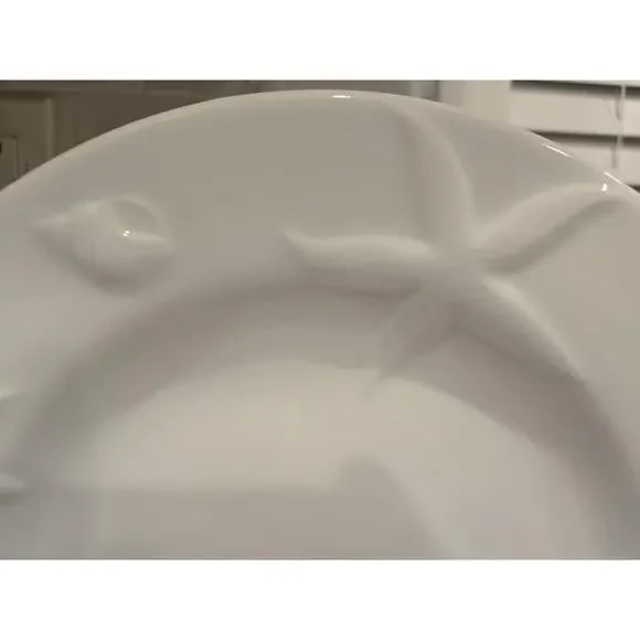 Pottery Barn Seashore Dinner Plates Set Of 2 White Seashell Starfish Nautical - Picture 4 of 10